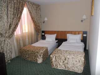 Отель Hotel Bistrita Бакэу Двухместный номер с 1 кроватью или 2 отдельными кроватями-1